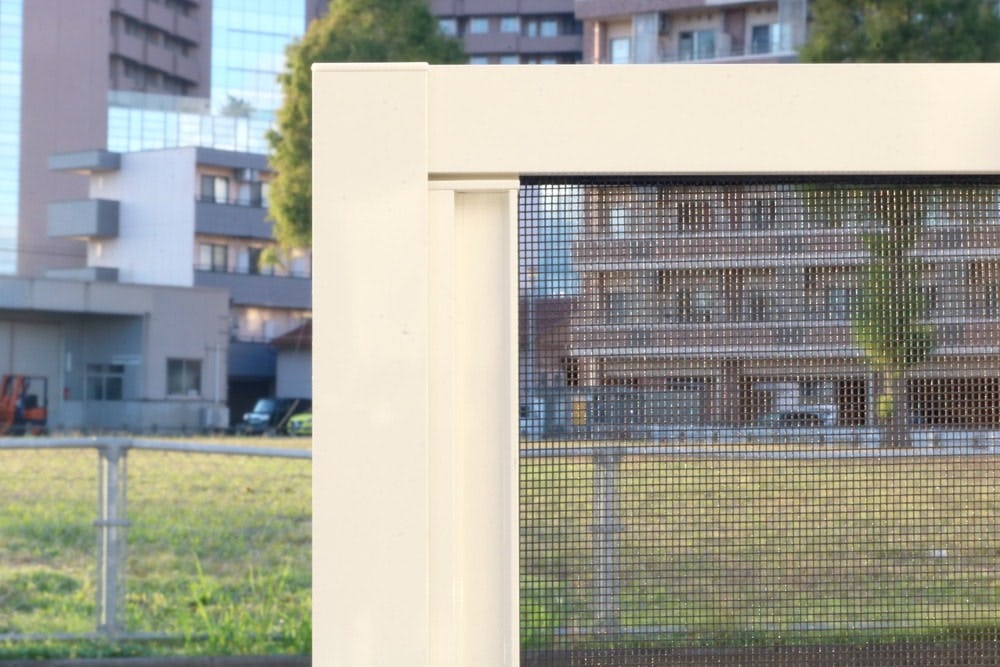 採光用やトイレなどの“網戸がない窓”に簡単後付けできるロール網戸